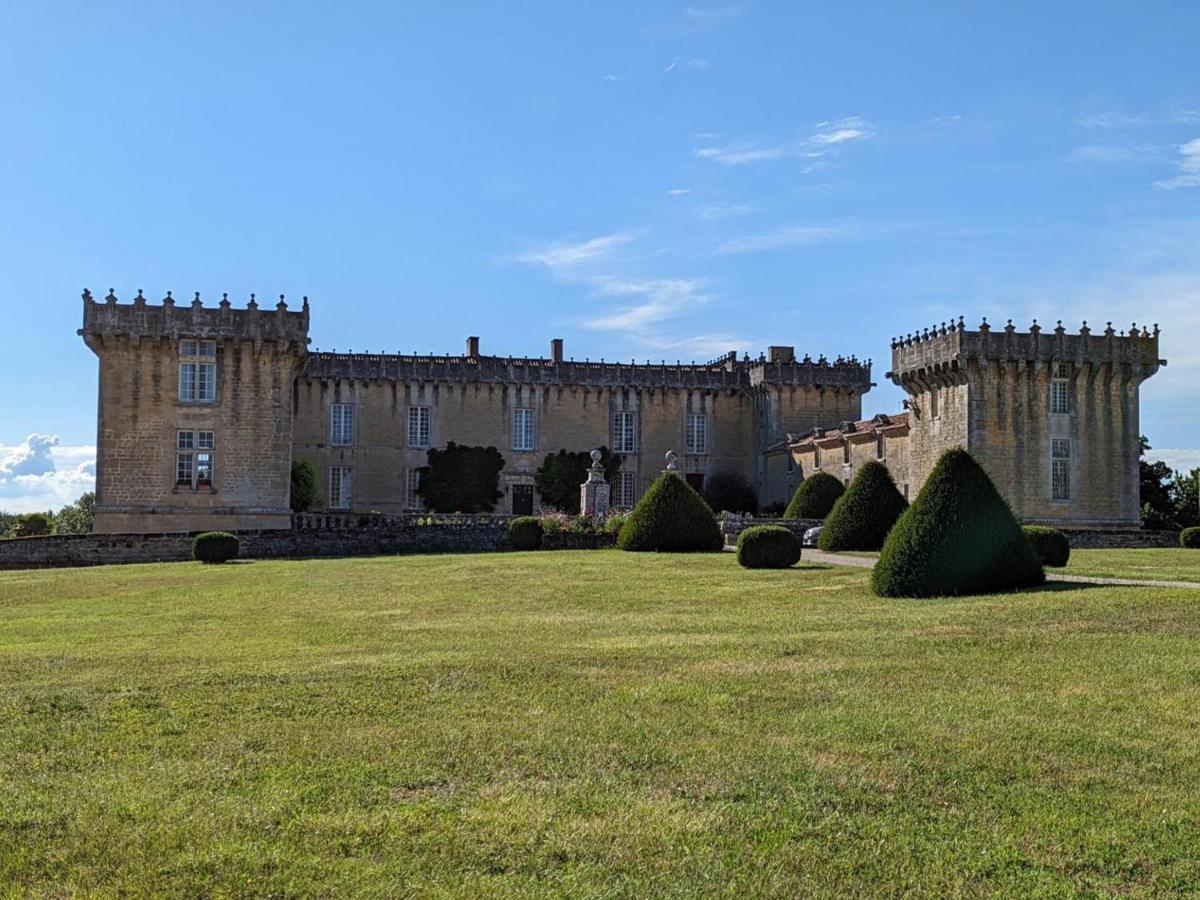 Gite Charmant Au Coeur D'Un Chateau Historique Avec Parc, Proche De Cognac, Ideal Famille Et Nature - Fr-1-653-167 Cherves-de-Cognac Exterior photo